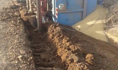 Vuelco en solitario de un camion en zona rural de General Roca.