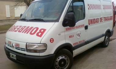 Bomberos trasladaron a una persona que se descompenso en un omnibus.