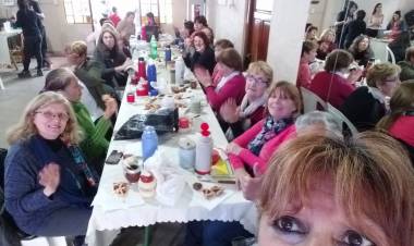 Tarde de mates, tortas y folclore en el Centro Cultural Sabattini de Marcos Juárez.
