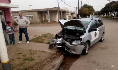 Accidente dentro de la Localidad: auto colisiona contra una columna de alumbrado Público.