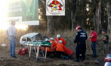 Despiste y vuelco en solitario. La involucrada es una  Docente de la Escuela 9 de Julio de Gral. Roca.
