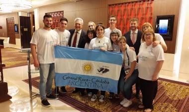 El Embajador argentino en Abu Dhabi, Agustín Molina Arambarri se reunió con la Delegación del Inst. Priv. Prov. José Hernández.