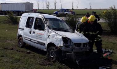 Salida de Bomberos Vuelco en Solitario de una Renault Kangoo