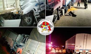 Alarma general de Bomberos, colisión por alcance entre dos camiones. 