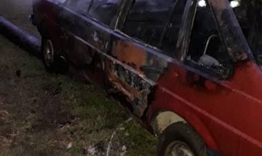 Incendio de un automovil en un domicilio de Gral. Roca.