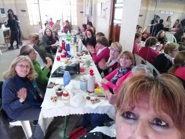 Tarde de mates, tortas y folclore en el Centro Cultural Sabattini de Marcos Juárez.